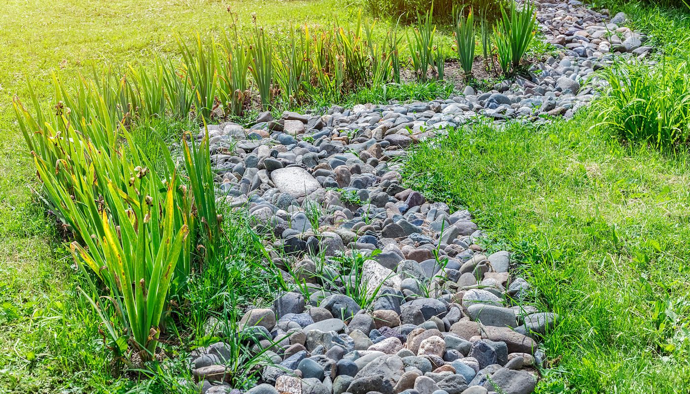 Dry creek bed drainage feature